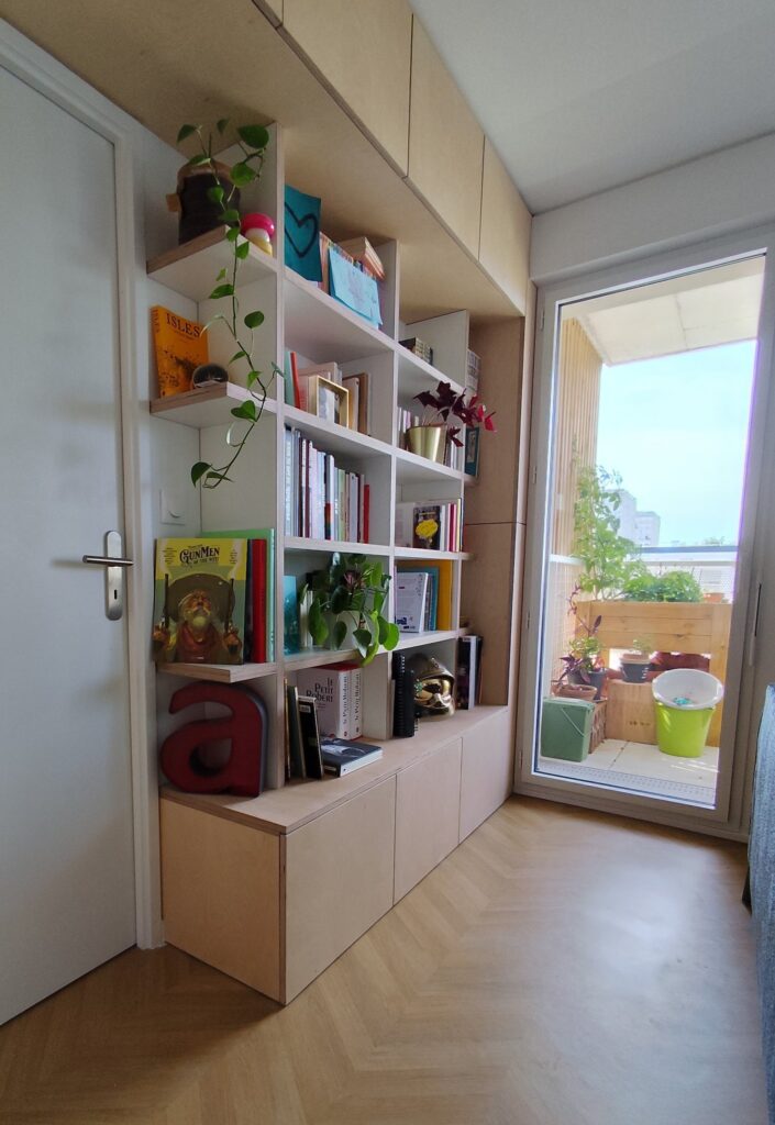 Grande bibliothèque murale sur mesure en bois clair à Rennes