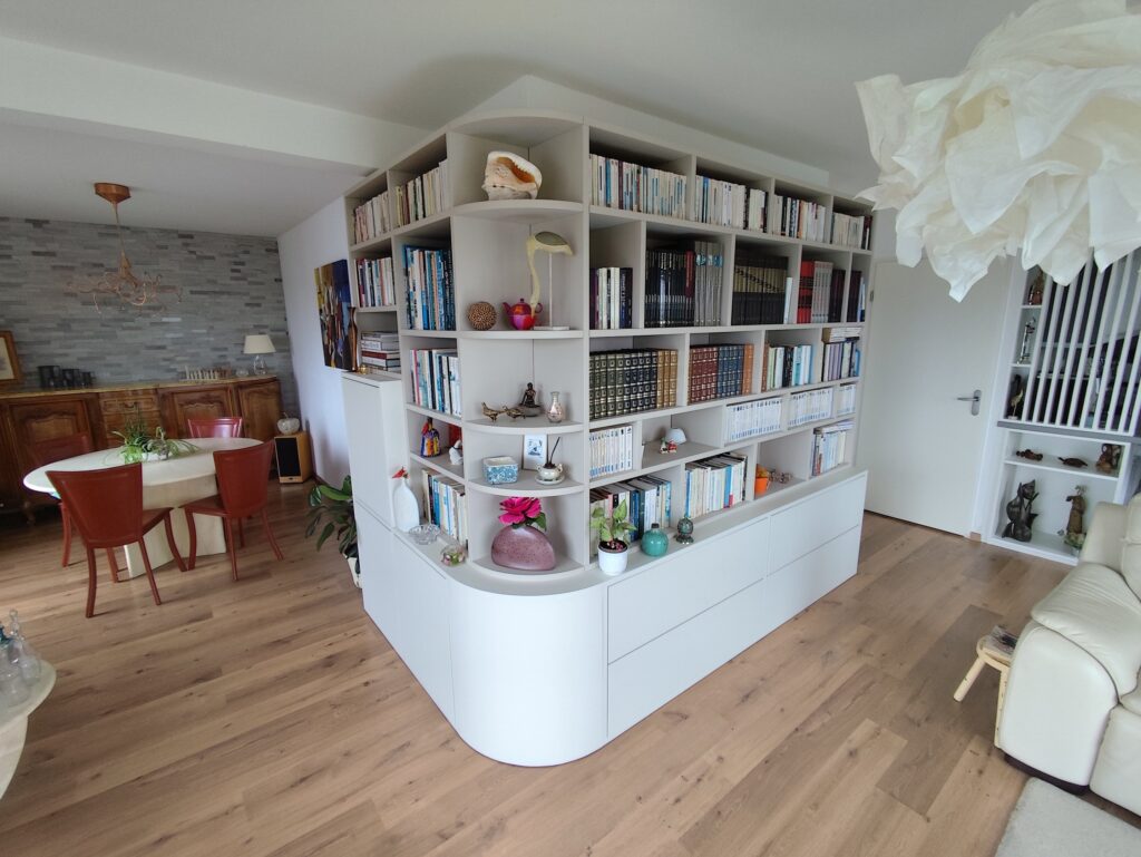 Grande bibliothèque murale sur mesure en bois clair à Rennes