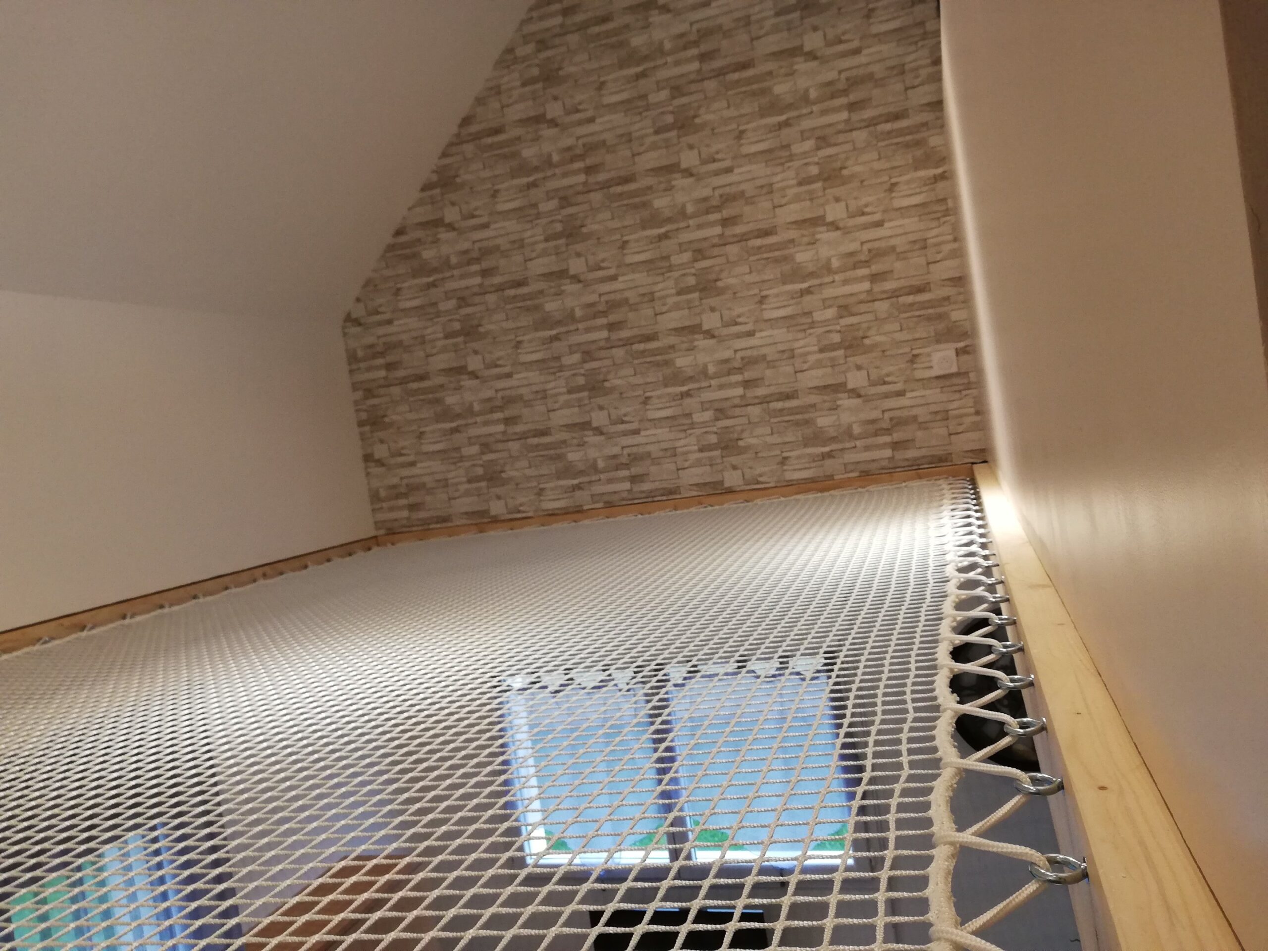 Détail de la structure en bois et des fixations du filet d'intérieur